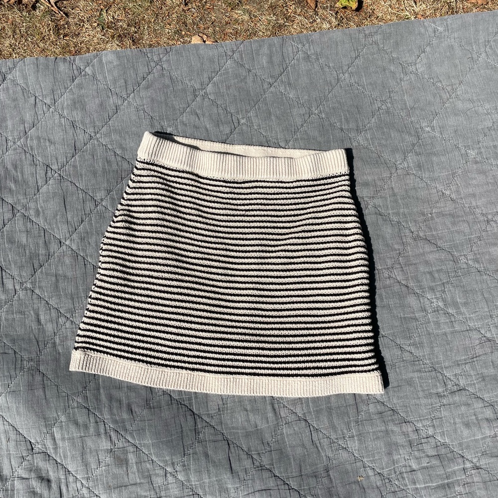 Medium GAP mixed-stitch sweater mini skirt (black and tan)